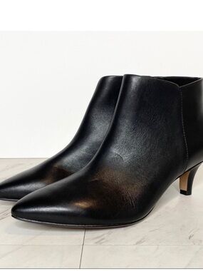 Clarks Pointed Toe Kitten Heel Black Bootie size 6